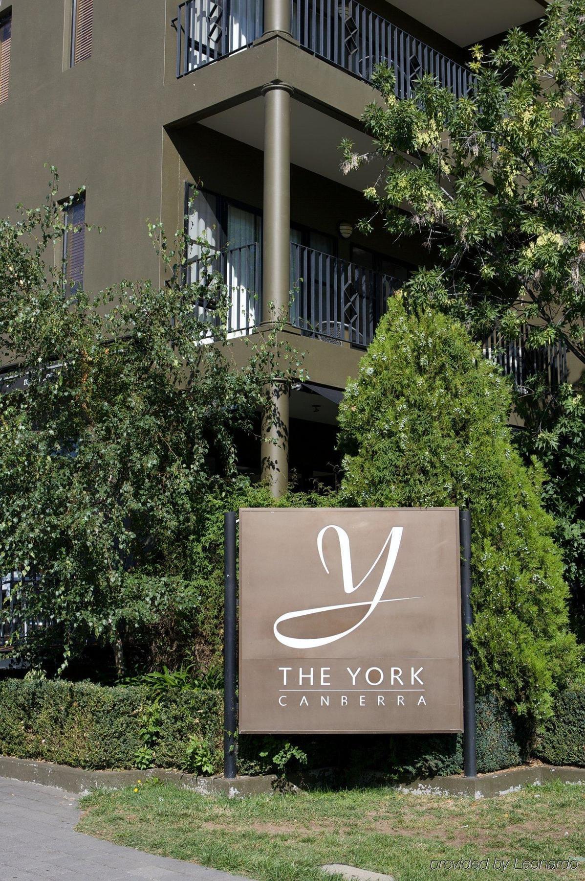 The York Canberra Exteriör bild